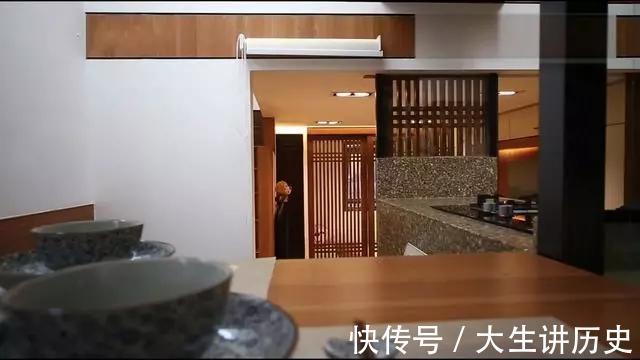 大树|15米大树穿过20㎡老屋,一家人害怕遭雷劈,出价8万挖走也不敢卖
