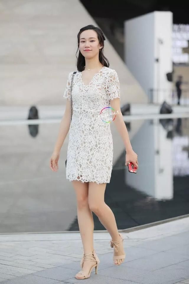 连衣裙能够穿出青春活力感，时髦的气质你可以轻松拥有
