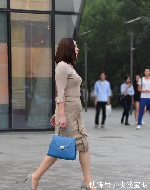 眼球|白色针织短款小衫，露出的平坦小腹，也是十分吸引眼球