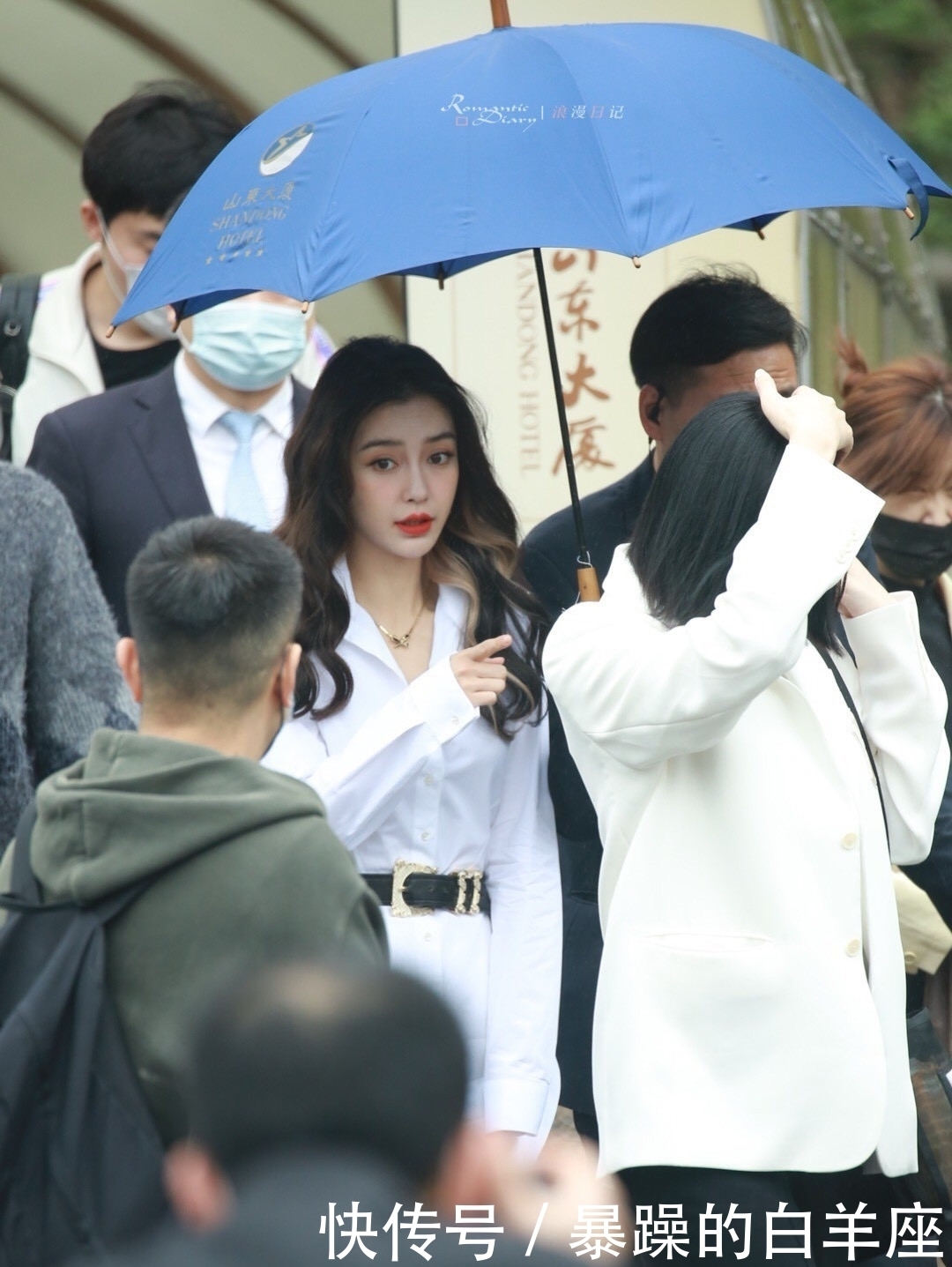 Angelababy现身跑男发布会,白衬衫化身为“礼服裙”,好会穿。