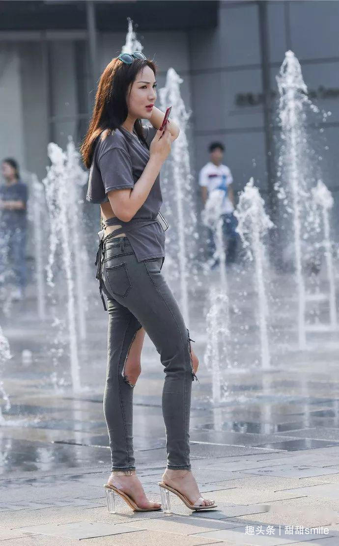 迷人|美女脚上搭配一双气质高跟凉鞋,绑带的设计让她看上去更加的迷人