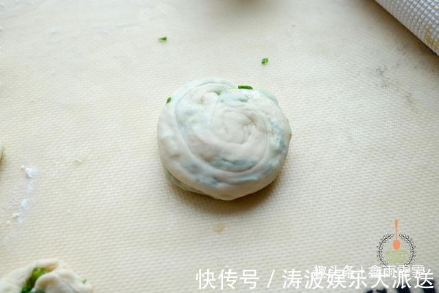 面团|葱油饼最好吃的做法,又香又软,一分钟一个,看看你喜欢吃不