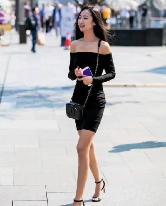 街拍:倾城倾国的美女,一条黑色一字肩连衣裙,时尚女神魅力