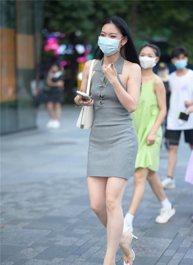 简约 紧身连衣短裙，色彩和款式不同，搭配平底鞋和高跟鞋都可以