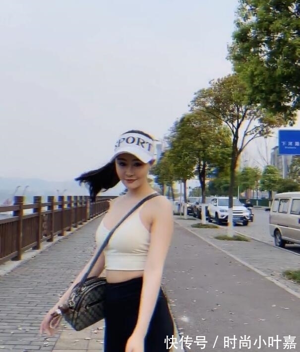 瑜伽裤 干净清爽的健身造型，瑜伽裤外穿，更能凸显自信