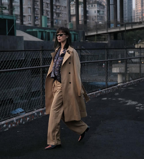 春天穿风衣时，尽量少配高跟鞋！看看“仙女酵母”，你会有所启发