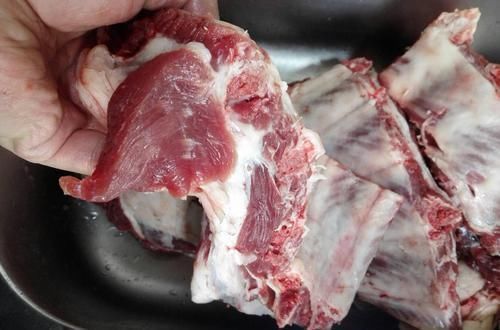 买排骨时,肋排、大排、小排哪个好?肉贩教你一招,买对不浪费!