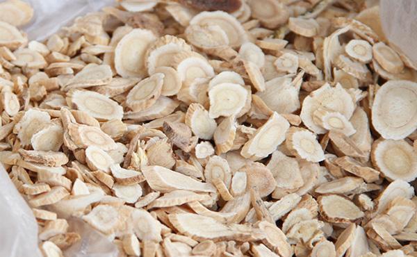 人体|喝黄芪泡水好处多，提醒：这3种人最好不要喝黄芪泡水，了解下