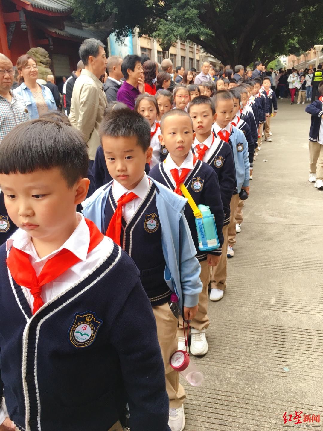 成都|打甩手！一二年级不背书包上下学，成都这所学校试行一个多月，家长们怎么说？