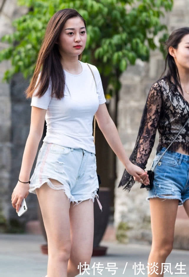 T恤|牛仔热裤搭配纯白修身T恤,简约风展现小清新之美