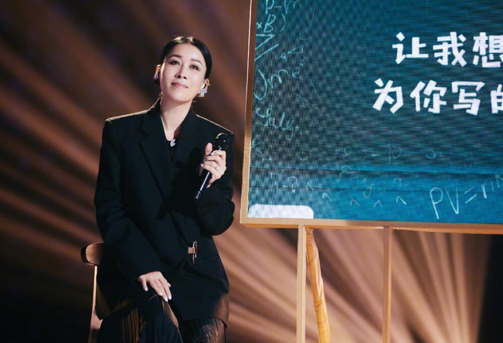 那英带女儿在伦敦买奢侈品,被指嗓门大态度凶,女儿家教严格乖巧