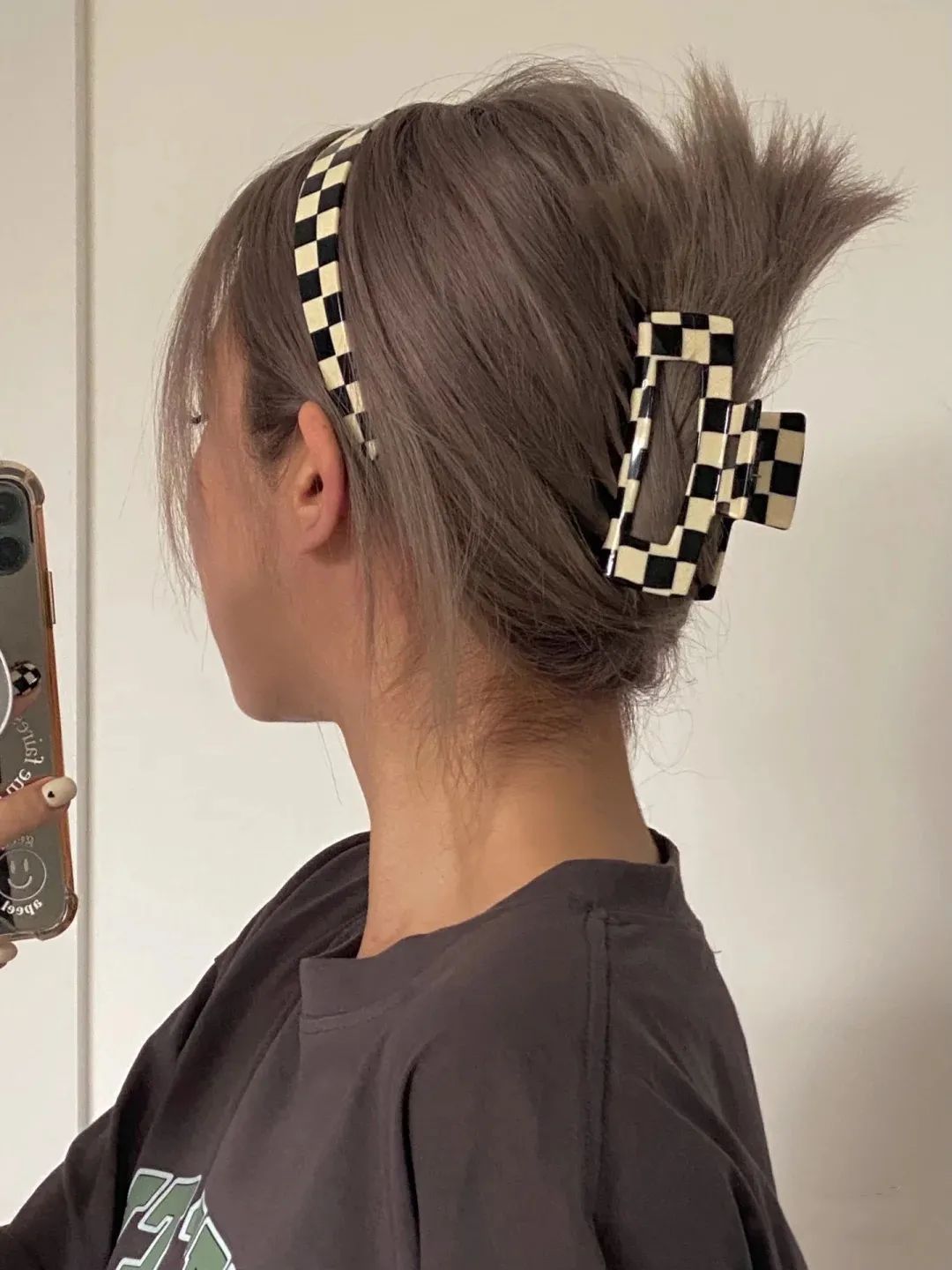 披头散发 别再披头散发了!这3个发型小技巧显嫩又高级