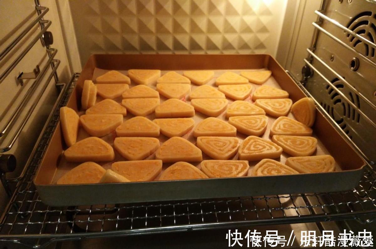 小饼干|咸蛋黄加肉松,不用加一滴水,做成咸香酥脆的小饼干,好吃