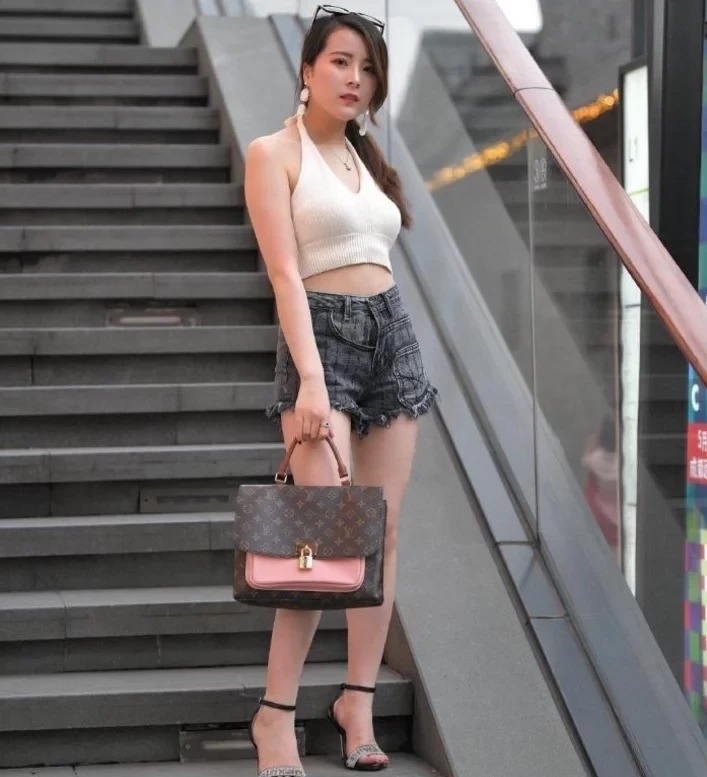 喜欢|美女街拍:穿休闲装的美女,白皙的长腿怎么能不喜欢