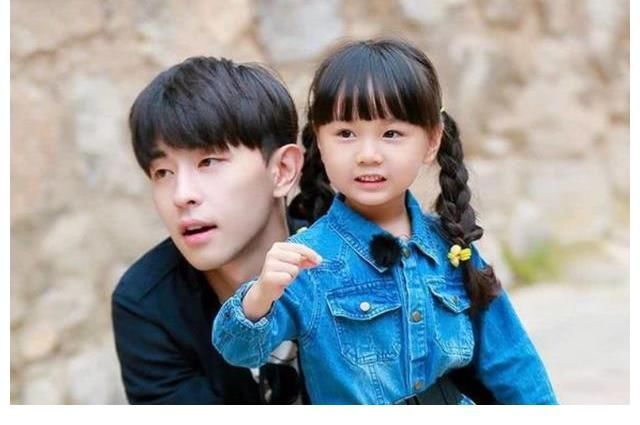 8岁阿拉蕾同框董力,“小山竹”近照曝光,邓伦宠爱的女孩长大了