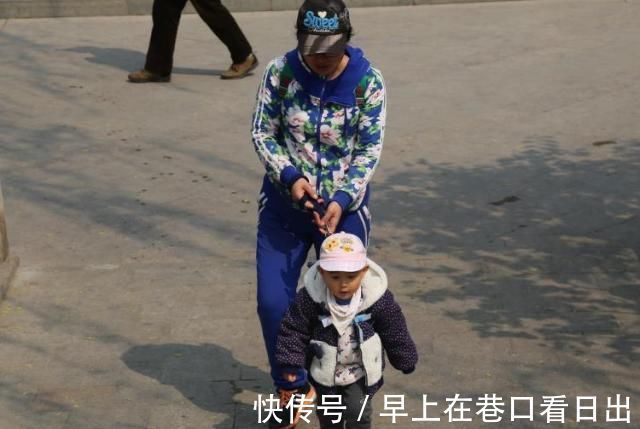 熊孩子|5岁孩子把冰淇淋掉地上,妈妈的教育方式,惊艳到了众人!