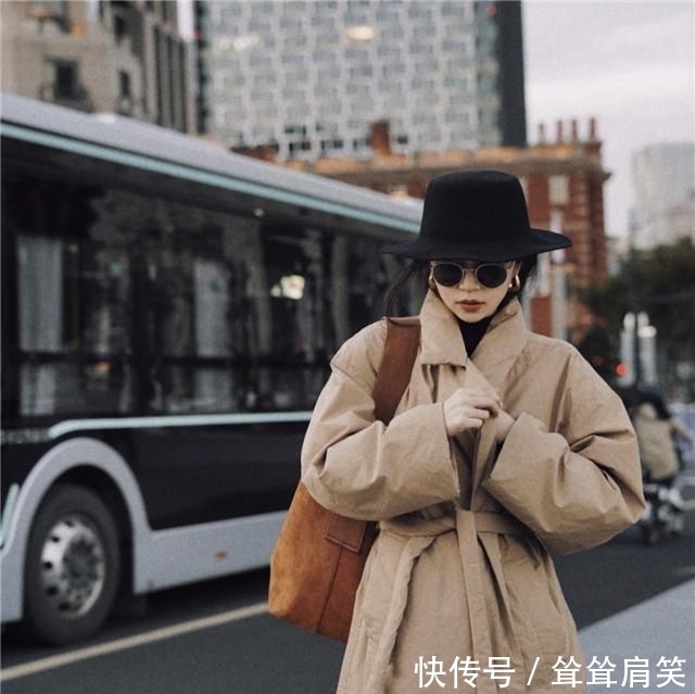 风衣|三木穿“枫叶色”皮质风衣告别秋天!温暖又复古的气息令人痴迷