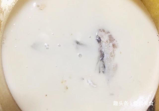无论煮什么鱼汤，最忌直接下锅煮，少了这1步，鱼汤不鲜，腥味重