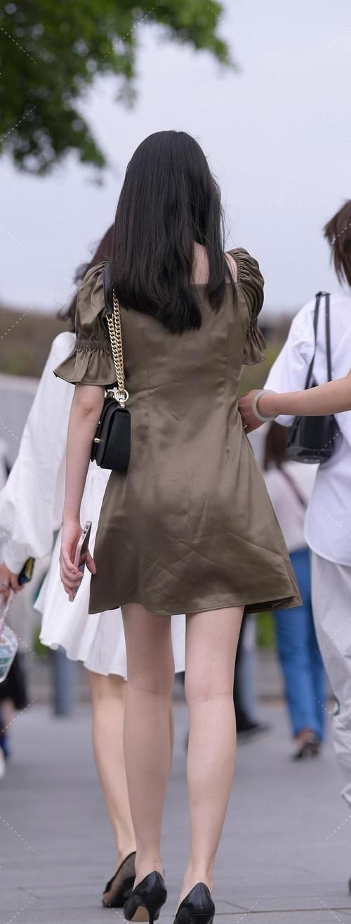 连衣裙 背带百褶裙搭配白衬衫，展现女性纤细的小蛮腰，是那么的优雅时尚