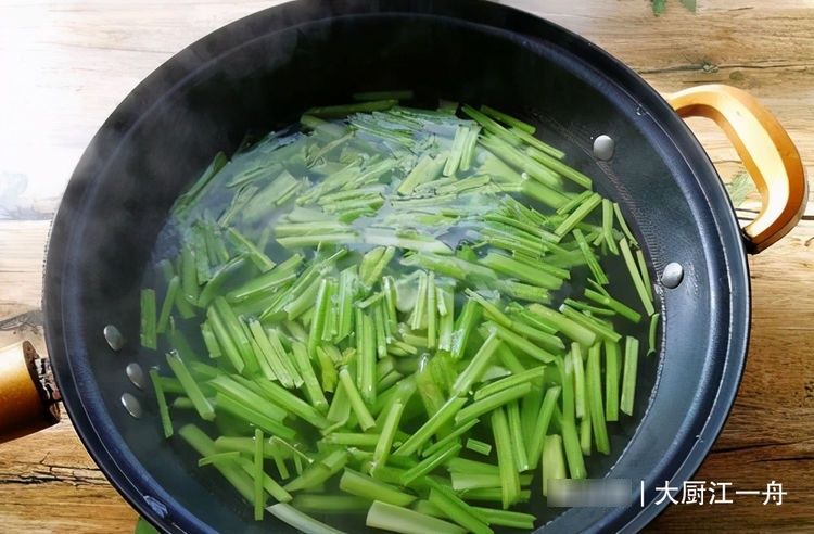 芹菜炒肉怎样做，芹菜脆嫩肉丝不柴呢？原来正确的做法是这样的