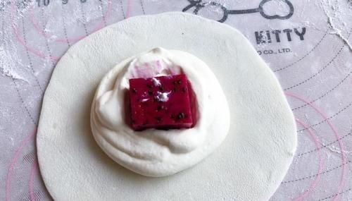 今天又做了甜品,免烤箱免打发,冰冰凉凉的,比奶油蛋糕还好吃