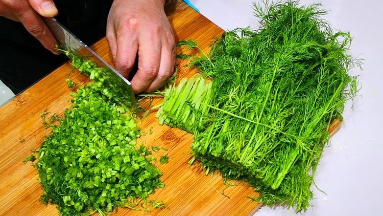 茴香饺子怎么调馅好吃?原来有秘诀,茴香翠绿又入味,鲜美又多汁