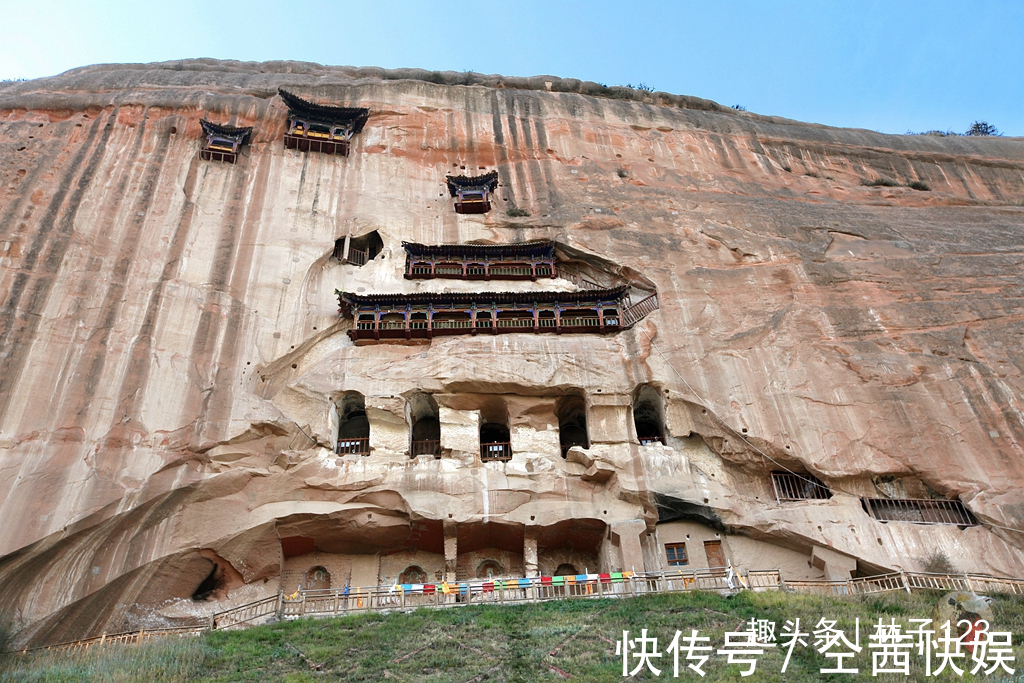 马蹄寺|拥有1600年历史的马蹄寺石窟群，爬过狭窄通道能上到最顶层石窟