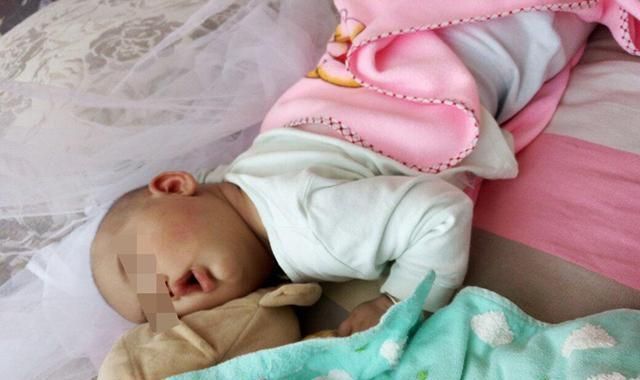 刘女士|宝宝睡觉“不老实”爱满床滚？可能和这四个原因有关，父母别大意