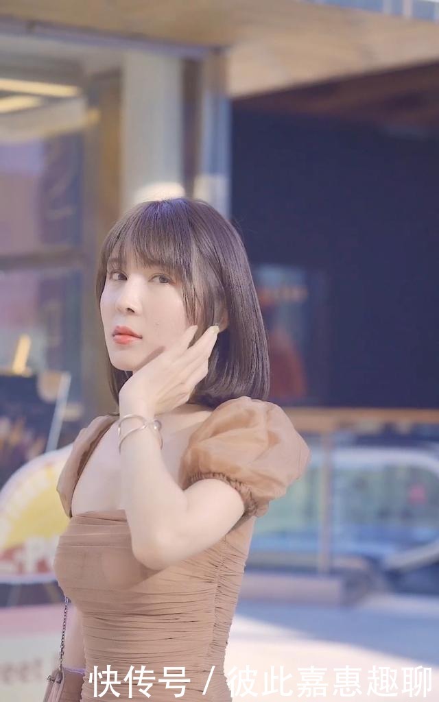 简约的咖色修身裙配泡沫袖,纯净可爱,优雅优雅