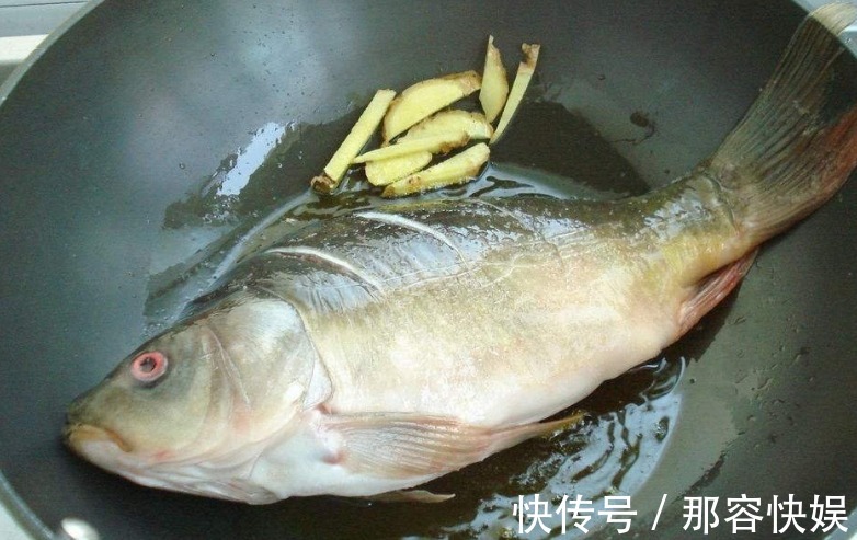 煎鱼直接下锅大错特错,教你3个小技巧,不粘锅不破皮,还特别嫩