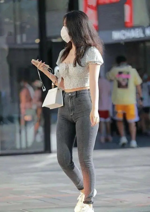 百搭 选择修身百搭的牛仔裤,简单搭配就可以很时尚,洋气又显身材