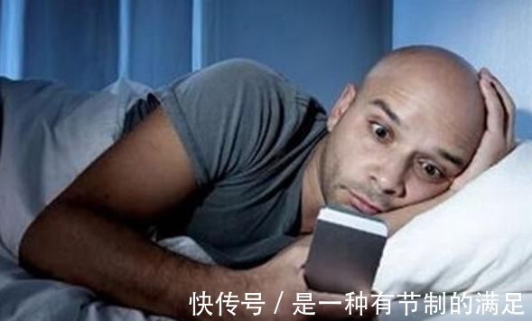 坏处|喜欢在睡觉前“玩手机”的人,一个月后,3个坏处会不请自来!