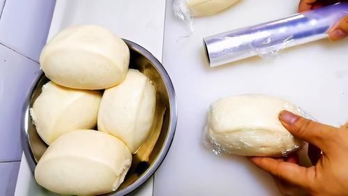 过年保存馒头,不要直接放冰箱了,教你2招,放半个月不干不硬