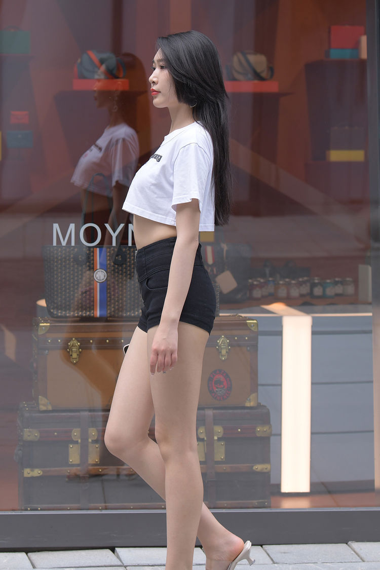 秋老虎 简约大方的清新穿搭,短款白色短袖衫配黑色短裤,高挑美丽又时尚