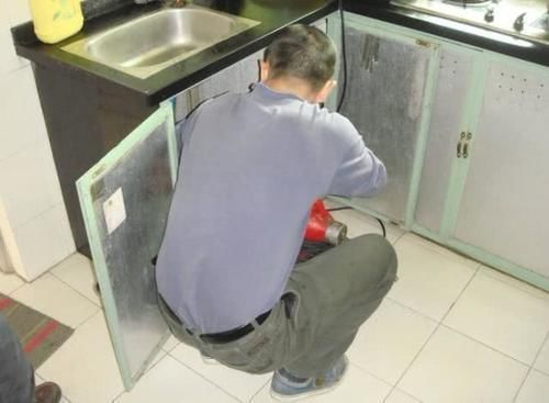 下水道被油污堵住,不要用热水冲,用1个小妙招几分钟就恢复通畅