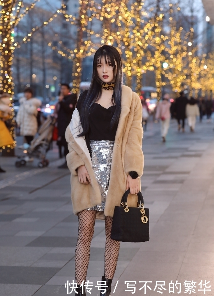 好看|街拍:冬季穿上这几款好看又暖意满满的穿搭,谁还不是个仙女呢!