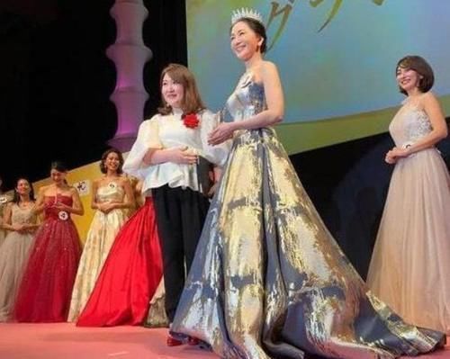 成就|日本53岁阿姨荣获选美冠军,被小24岁男友倒追,这项运动成就了她