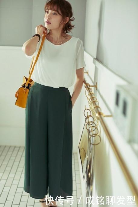 单品|时髦精是这样穿“白T恤”的,显白衬肤又能提升气质,简单又减龄