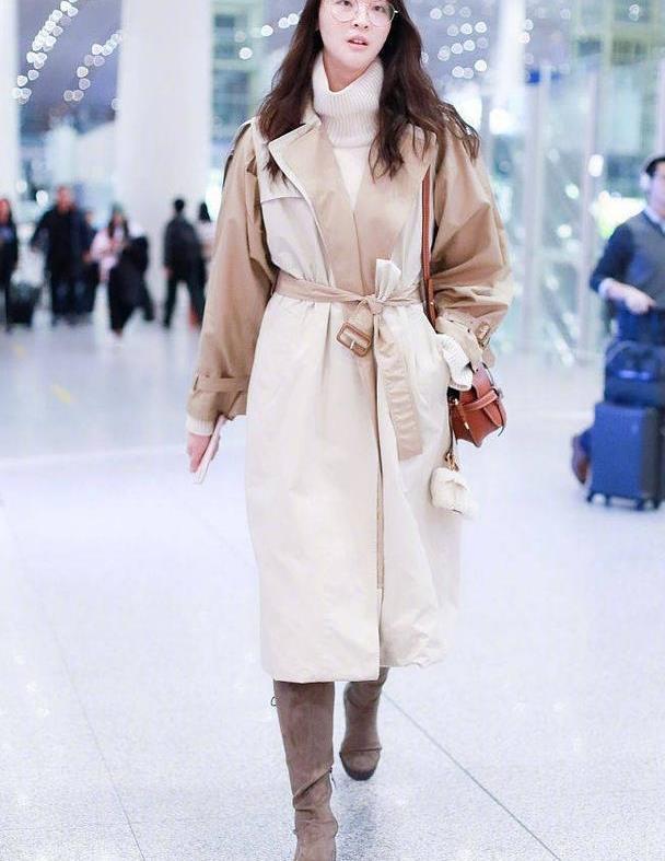 惠若琪|惠若琪也太潮了, 两件驼色风衣叠搭走机场, 搭配长筒靴气场无敌了