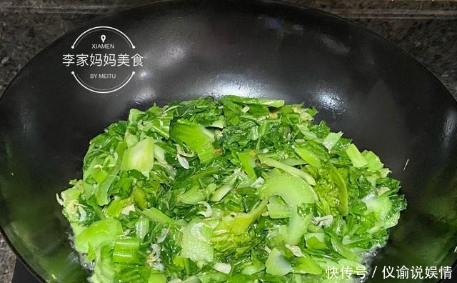 夫妻俩的简易晚餐,2菜1汤花不到30块,网友:简单家常不奢华