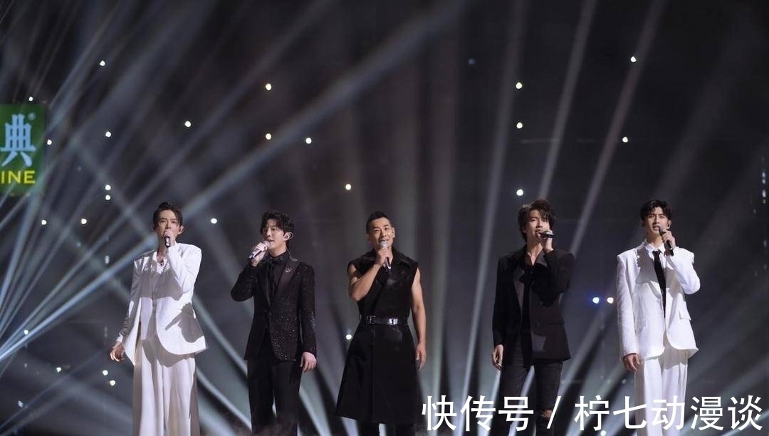 被这场“情怀杀”盛宴看哭!33位哥哥与“笨小孩”跨时空合唱