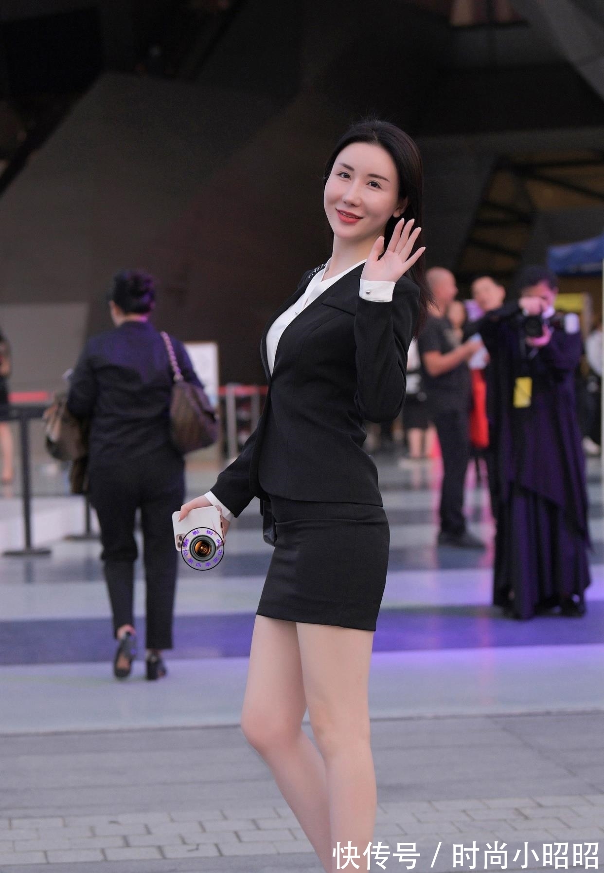 正式感 职业装还是黑白配最有正式感,搭配尖头细跟鞋,正式感翻番