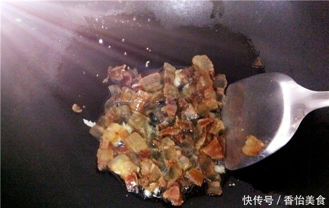  此菜搭配腊肉炒，尝过都说好，甘香油润，翠绿鲜嫩，一盘不够吃