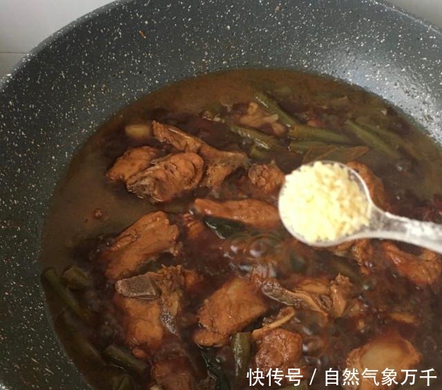 酸豆角烧排骨，香气扑鼻，一点都不油腻！