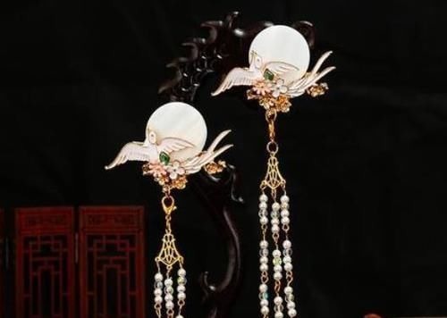 发饰 步摇这种传统头饰之所以能从皇室走向民间,就要从一个小偷说起