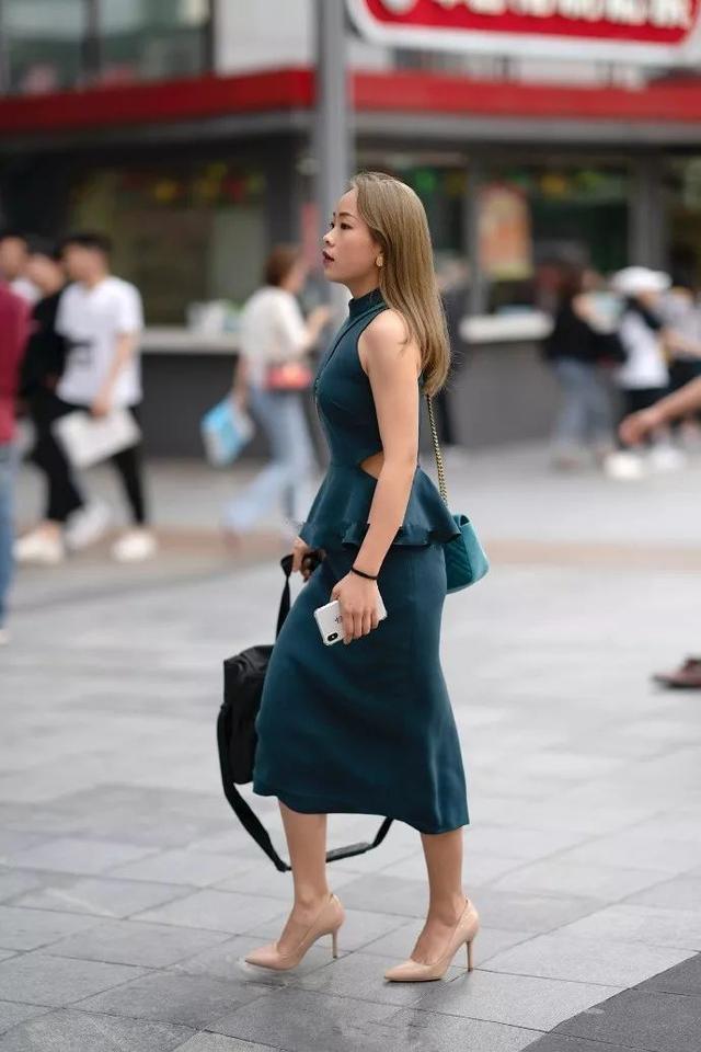 身姿 小姐姐身穿浅黄色连衣长裙,脚踩尖头高跟鞋,尽显优雅身姿