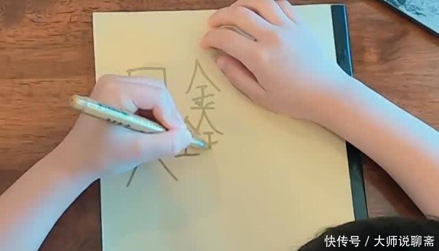 m吴尊儿子才是真聪明!用左手写字不算啥,看清字迹,真是小学生