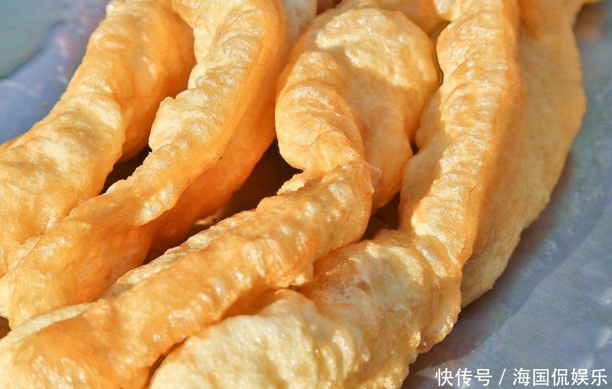 酥脆|炸油条时，和面的方法很重要，用对方法，油条酥脆可口更好吃