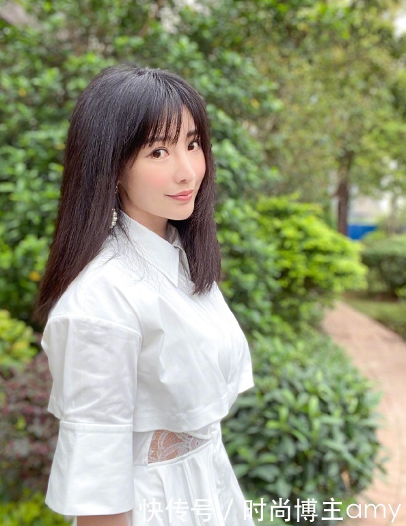 选择|谁说单调服装不可以穿出个性?“蕾丝隔段”非常明显,一般人驾驭不了