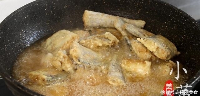 带鱼不要直接下锅炸,多加这2步,外酥里嫩无腥味,上桌就扫光